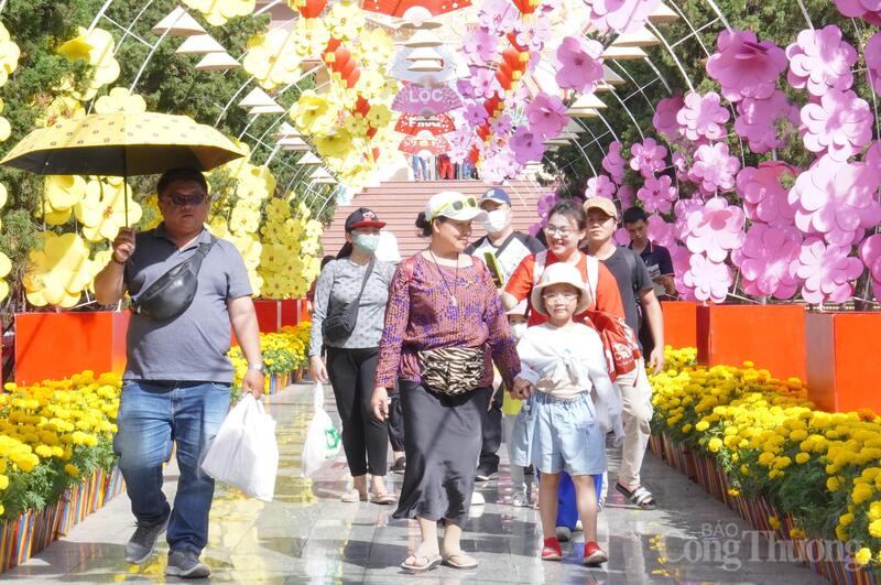Người dân TP. Hồ Chí Minh và du khách đổ về Khu Du lịch Văn hóa Suối Tiên trong sáng mùng 4 Tết Bính Ngọ.