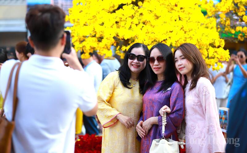 Đường hoa Nguyễn Huệ tấp nập người dân TP. Hồ Chí Minh và du khách đến tham quan thưởng ngoạn, chụp ảnh lưu niệm sáng Mùng 4 Tết.