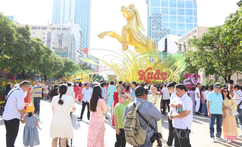TP. Hồ Chí Minh: Các điểm du lịch, giải trí đông kín khách tham quan - 7