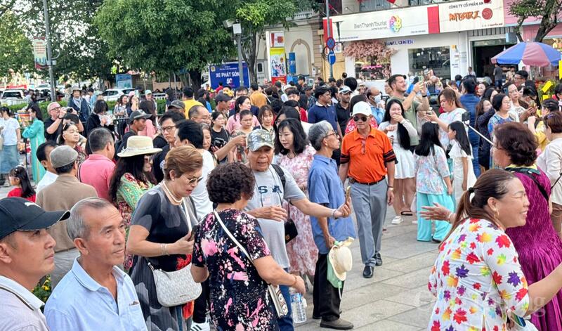 TP. Hồ Chí Minh: Các điểm du lịch, giải trí đông kín khách tham quan - 1