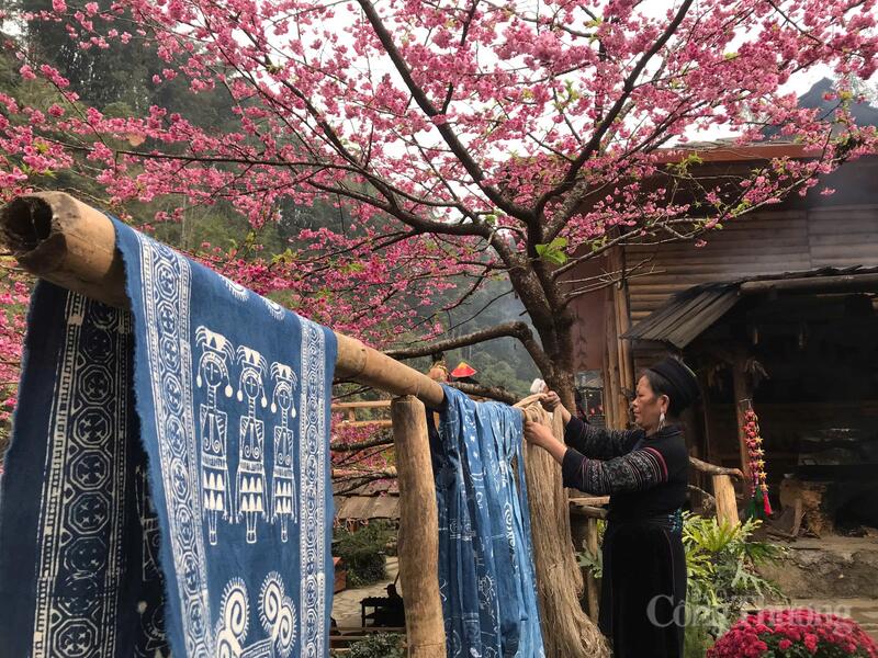 Những dải vải thổ cẩm rực rỡ dưới sắc xuân. Ảnh: Bảo Thoa