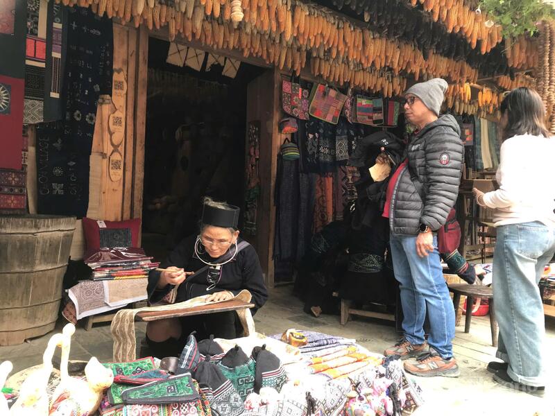 Bản sắc văn hóa Tây Bắc ở Cát Cát "níu chân" du khách. Ảnh: Bảo Thoa