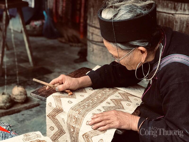 Công đoạn tạo họa tiết trang trí bàng sáp ong. Ảnh: Bảo Thoa