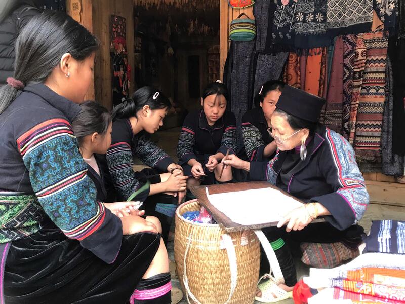 Nghệ dệt thổ cẩm vẫn đang được bà con bền bỉ giữ gìn, trao truyền. Ảnh: Bảo Thoa