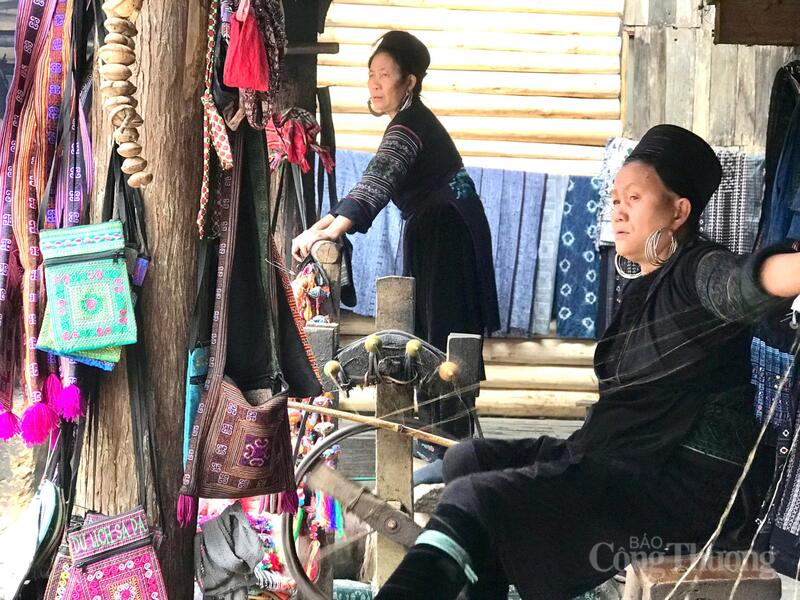 Tiếng khung dệt thổ cẩm vẫn đều đặn vang lên trong bản vùng cao Tây Bắc. Ảnh: Bảo Thoa