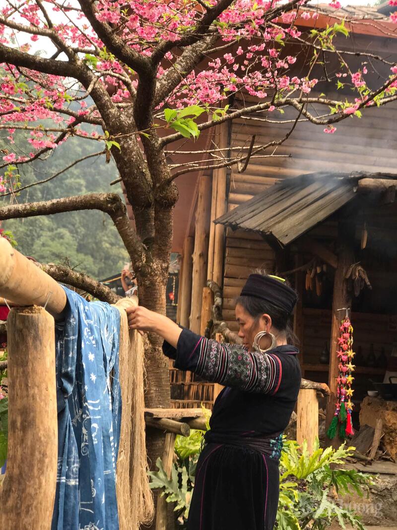 Bà con người Mông phơi sợi dệt vải. Ảnh: Bảo Thoa