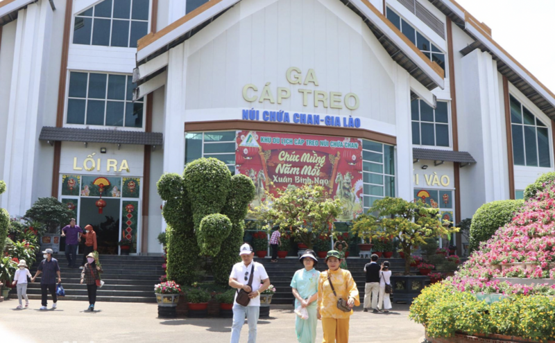 Du khách tới tham quan núi Chứa Chan (tỉnh Đồng Nai)