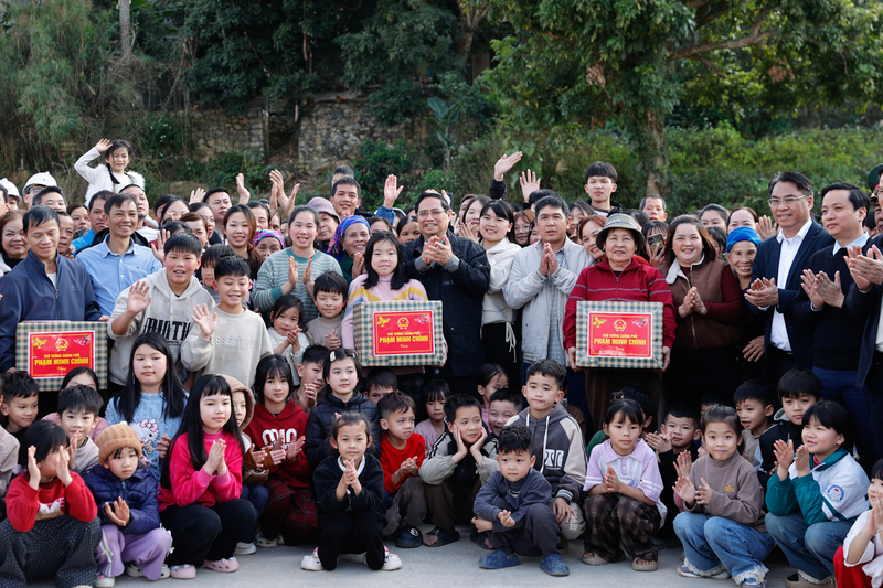 Thủ tướng tặng quà các gia đình trong Khu tái định cư Đông Khê, xã Đông Khê, tỉnh Cao Bằng. Ảnh: VGP/Nhật Bắc