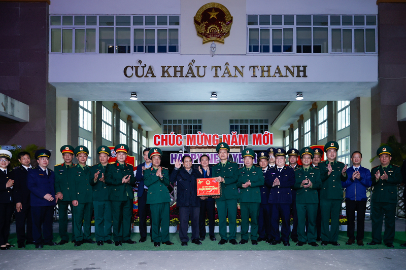 Thủ tướng Phạm Minh Chính tặng quà lực lượng Bộ đội Biên phòng và các lực lượng chức năng đang làm nhiệm vụ tại Cửa khẩu Tân Thanh (Lạng Sơn). Ảnh: VGP/Nhật Bắc