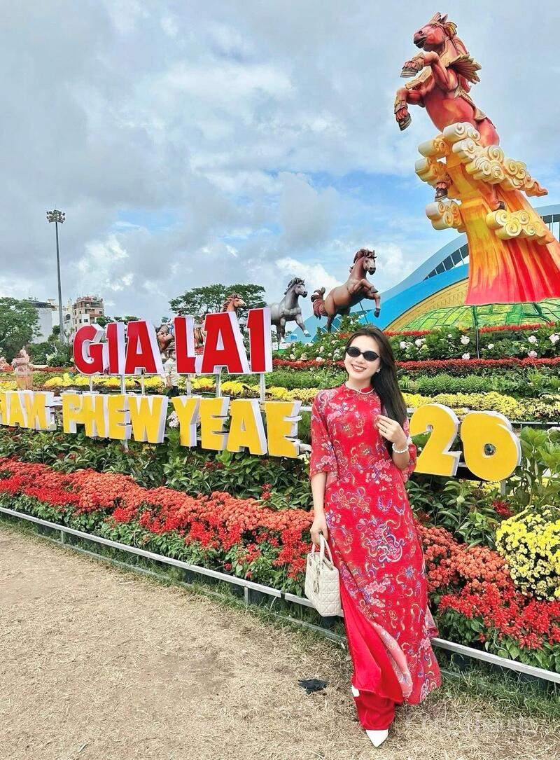 Nằm ngay trung tâm phố biển Quy Nhơn, quảng trường là điểm tụ hội sôi động dịp đầu xuân.