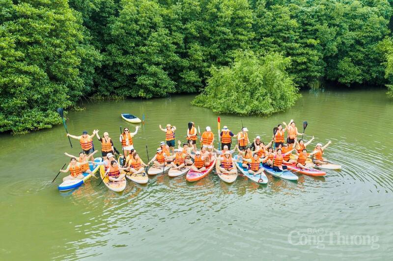 Du khách trải nghiệm chèo sup tại Đầm Thị Nại.