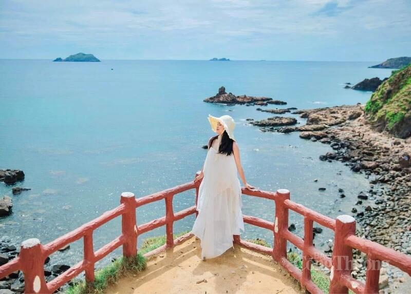 Con đường ven biển với hàng rào đỏ đặc trưng là góc check-in quen thuộc của du khách khi đến Quy Nhơn.