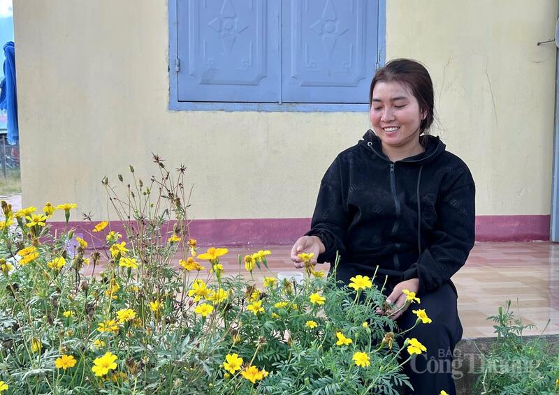 Người dân hân hoan đón Tết trong ngôi nhà mới.