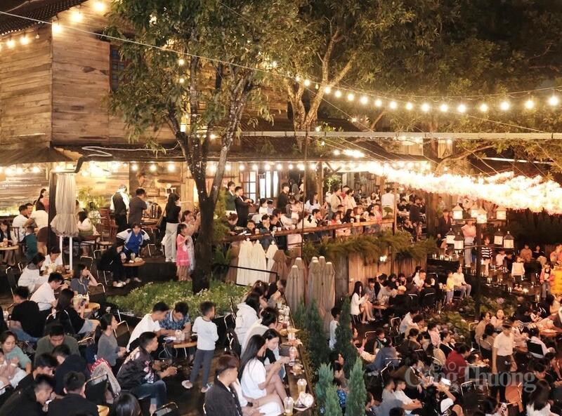 Nhiều quán cà phê ghi nhận lượng khách đông kỷ lục.