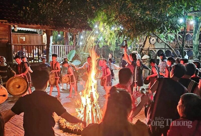 Du khách hào hứng trải nghiệm các hoạt động mang đậm bản sắc Tây Nguyên.