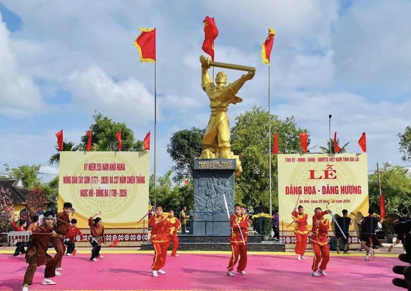 Tượng đài Hoàng đế Quang Trung - Nguyễn Huệ tại Di tích An Khê Trường thuộc Quần thể Di tích lịch sử quốc gia đặc biệt Tây Sơn Thượng đạo.