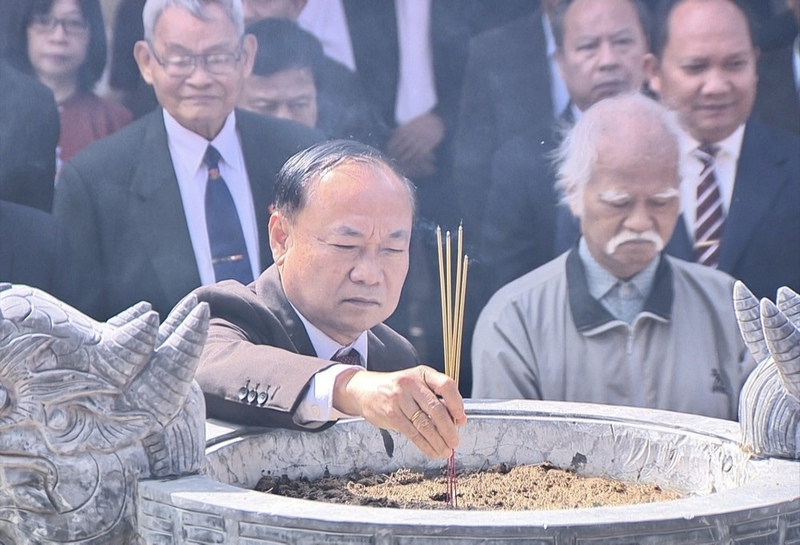 Bí thư Tỉnh ủy Thái Đại Ngọc dâng hương trước Điện thờ Tây Sơn Tam Kiệt. Ảnh: Xuân Định