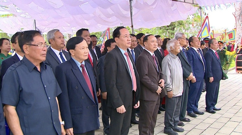 Các đại biểu dự Lễ dâng hương theo nghi thức truyền thống. Ảnh: Xuân Định