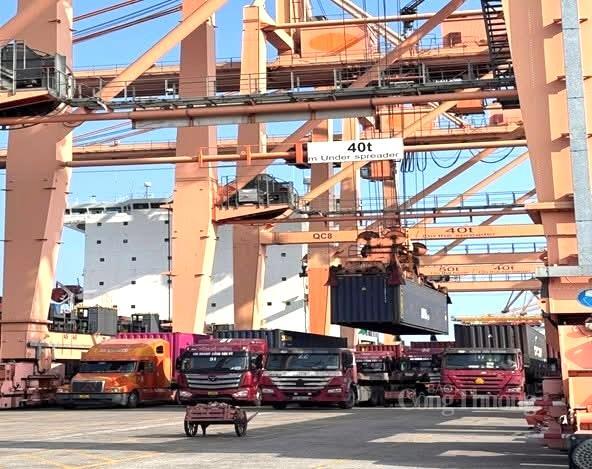 Cảng Hải Phòng nhộn nhịp xếp dỡ hàng hóa thông tết Nguyên đán 2026.