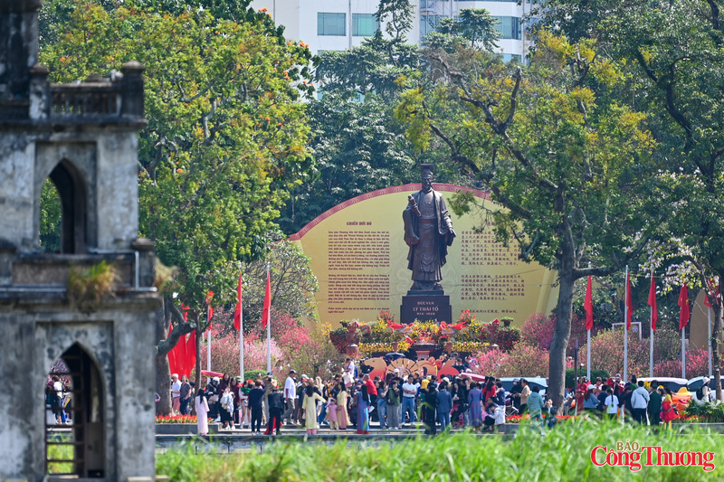 Hồ Hoàn Kiếm đông nghịt du khách những ngày đầu năm mới - 8