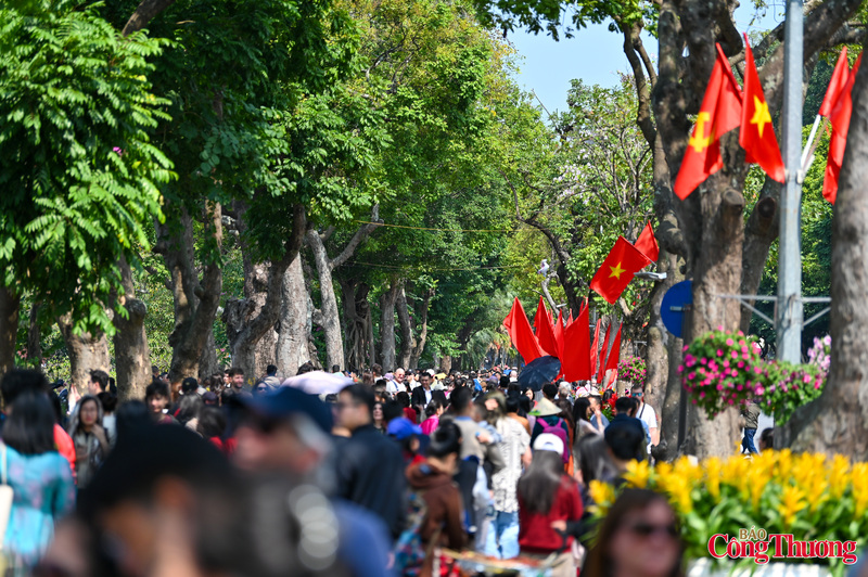 Dọc bờ hồ trên phố Đinh Tiên Hoàng chật kín người dân và du khách từ khắp nơi đổ về Thủ đô tham quan.
