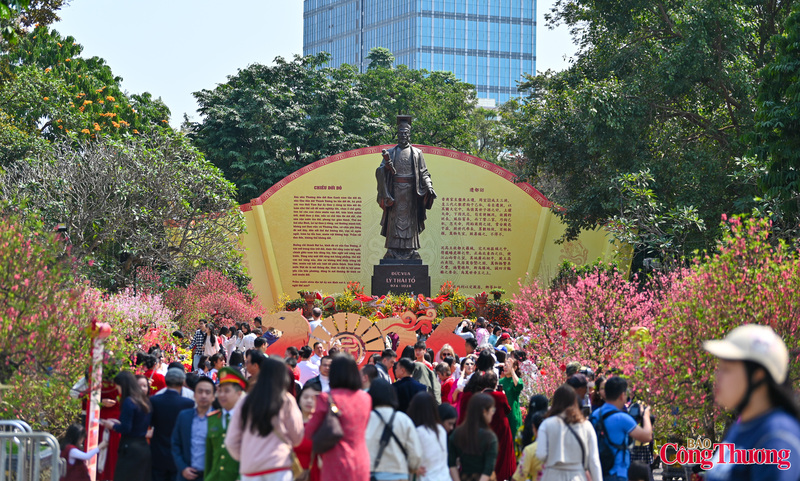 Trong những ngày đầu năm mới tết Nguyên đán 2026, tiết trời Hà Nội se lạnh, nắng nhẹ, thuận lợi cho người dân và du khách du xuân. Trong đó, khu vực công viên Lý Thái Tổ thu hút lượng khách đông hơn cả.