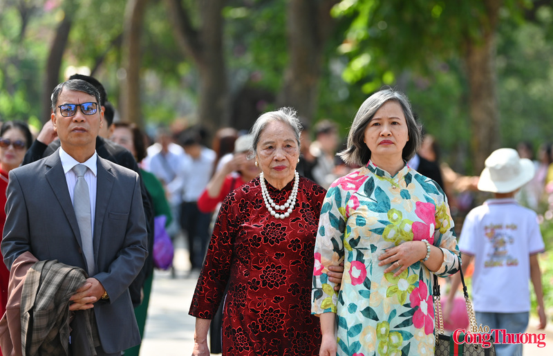 Các gia đình tranh thủ đi du xuân những ngày đầu năm mới.