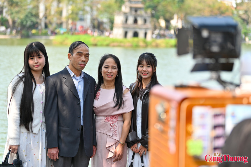 Dịch vụ chụp ảnh lấy ngay bằng công nghệ cao tại khu vực hồ Hoàn Kiếm thu hút khách.