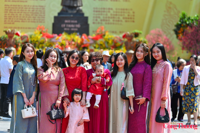 Không khí nhộn nhịp bao trùm cả một vòng hồ Gươm.