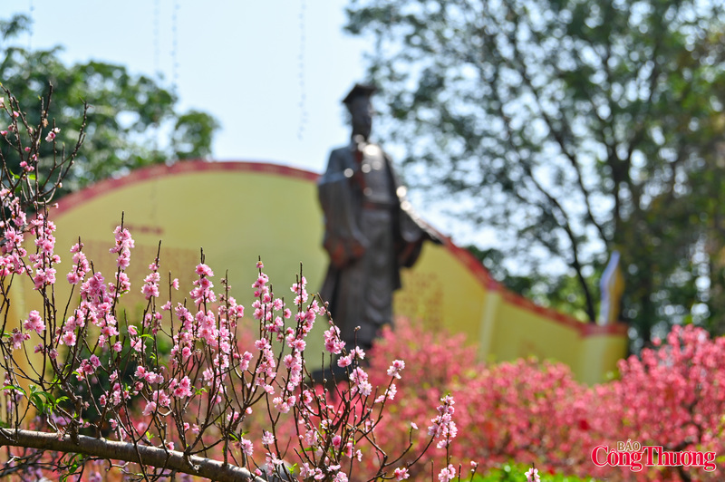 Ghi nhận của phóng viên Báo Công Thương, sáng 20/2 tức mùng 4 Tết, thời tiết nắng nhẹ. Hoa đào tại khu vực tượng đài Lý Thái Tổ bung nở rực rỡ thu hút hàng ngàn người đổ về thăm quan.