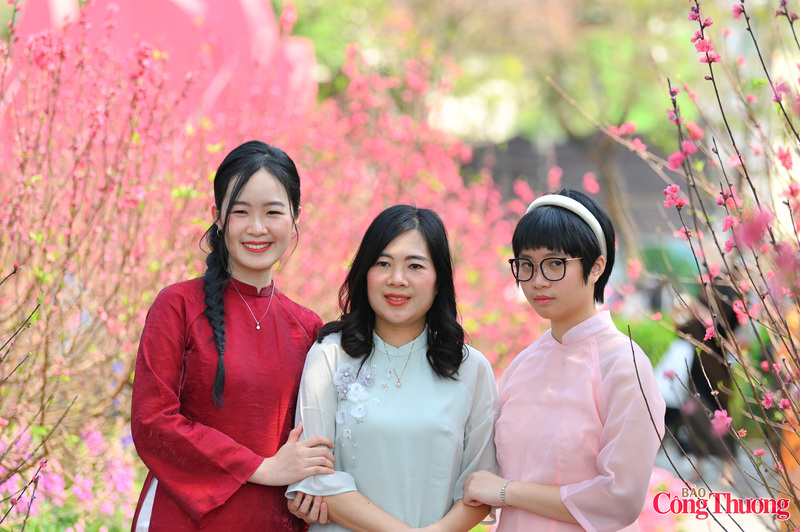 Chị, em chọn áo dài khi xuống phố, từng nhóm đứng tạo dáng, chỉnh trang phục, lưu lại những khung hình kỷ niệm