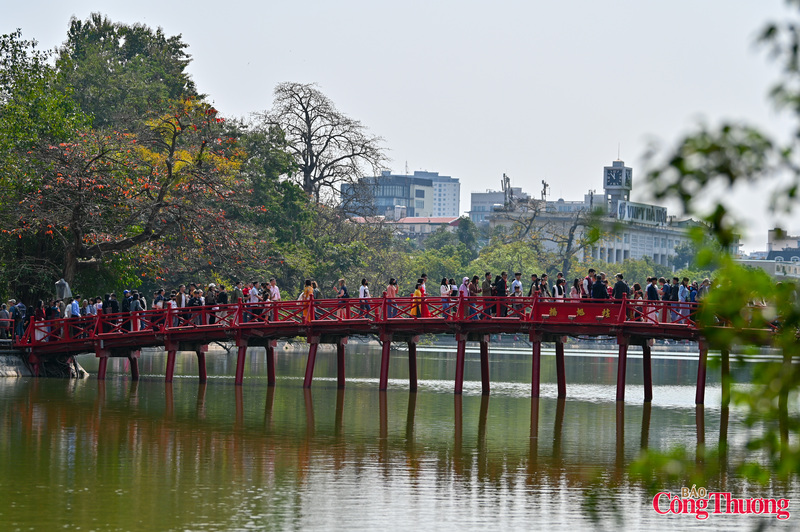 Hàng nghìn người dân và du khách đổ về khu vực cầu Thê Húc, chậm rãi vào đền Ngọc Sơn để dâng hương, cầu bình an và du xuân.