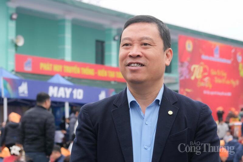 استعرض السيد ثان دوك فييت إنجازات 10 مايو 2025 وأكد أن دور قرارات المكتب السياسي في الآونة الأخيرة قد خلق زخماً لنمو الشركة.