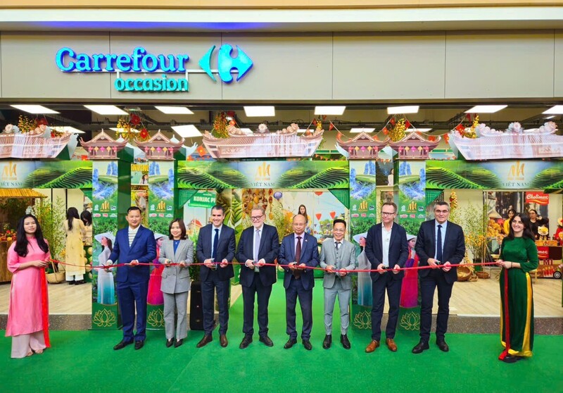 Sự kiện “Tuần hàng Việt Nam” lần thứ 2 trong năm 2024 đã được khai trương tại thành phố Collérien, cách thủ đô Paris 30 km, tiếp tục giới thiệu và khẳng định vị thế hàng made in Việt Nam tới bạn bè Pháp. Ảnh: Sơn Vũ