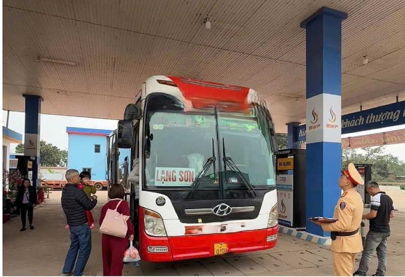 Xe khách chở quá số người quy định bị Cảnh sát giao thông tỉnh Bắc Ninh phát hiện, xử lý. Ảnh: CSGT