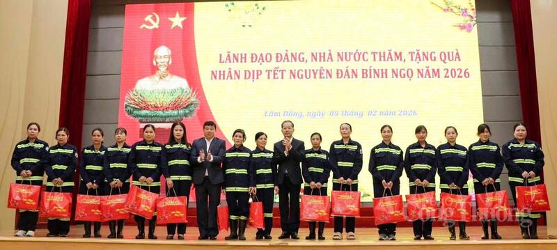 Đoàn công tác Trung ương thăm, tặng quà nhân dịp tết Nguyên đán Bính Ngọ năm 2026 tại Lâm Đồng. Ảnh: Minh An