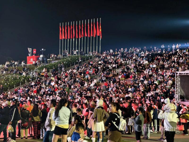 Người dân, du khách tập trung tại Quảng trường Lâm Viên Đà Lạt chờ đợi thời khắc chuyển giao năm cũ sang năm mới trong đêm giao thừa. Ảnh: Lê Sơn