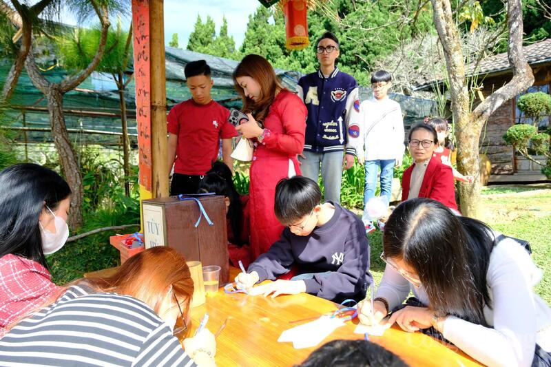 Người dân và du khách đi chùa đầu năm tại Đà Lạt. Ảnh: Lê Sơn