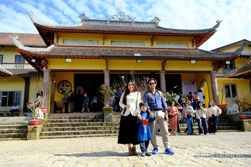 Anh Christopher Denis Delacour, du khách quốc tịch Pháp và vợ người Việt Nam đón Tết cổ truyền tại Đà Lạt. Ảnh: Lê Sơn