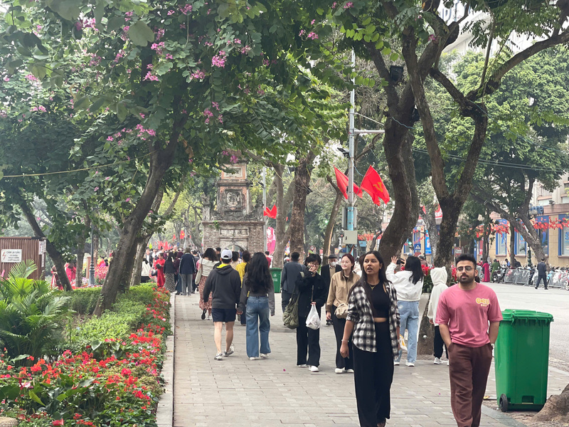 Hồ Gươm nhộn nhịp người dân và du khách trong những ngày đầu năm mới - 1
