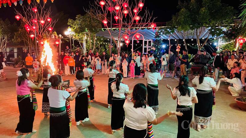 Làng sinh thái Eva tổ chức buổi múa cồng chiêng, múa xập Thái của người đồng bào dân tộc địa phương để tôn vinh nét văn hóa truyền thống. Ảnh: Lê Sơn