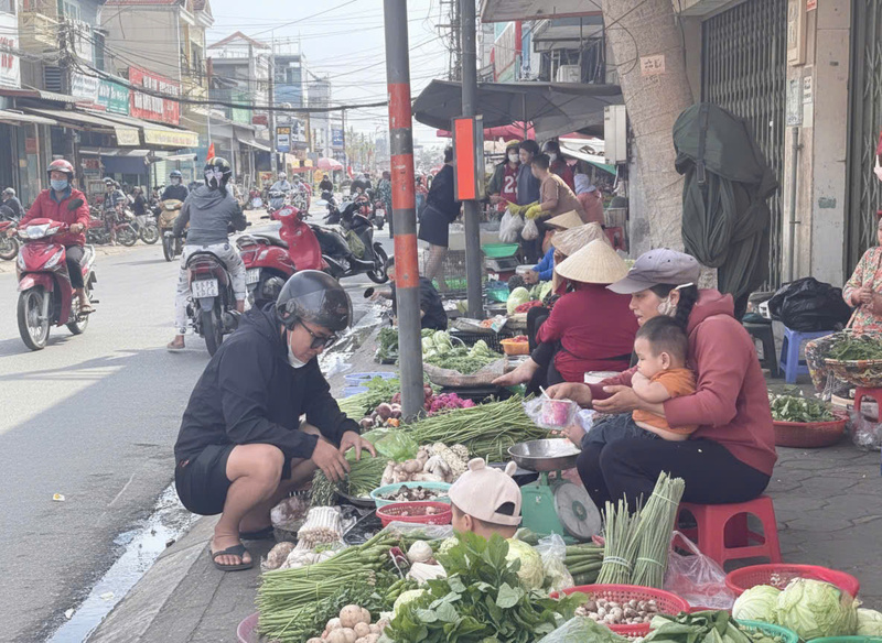 Sức mua các mặt hàng rau xanh và trái cây tăng dần do người dân bắt đầu quay lại nhịp sinh hoạt bình thường. Ảnh: Minh Anh