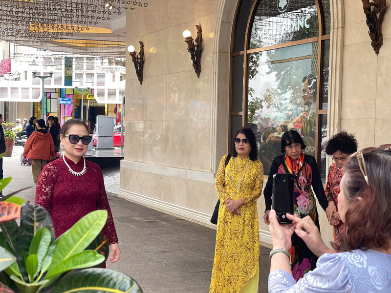 Hồ Gươm nhộn nhịp người dân và du khách trong những ngày đầu năm mới - 9