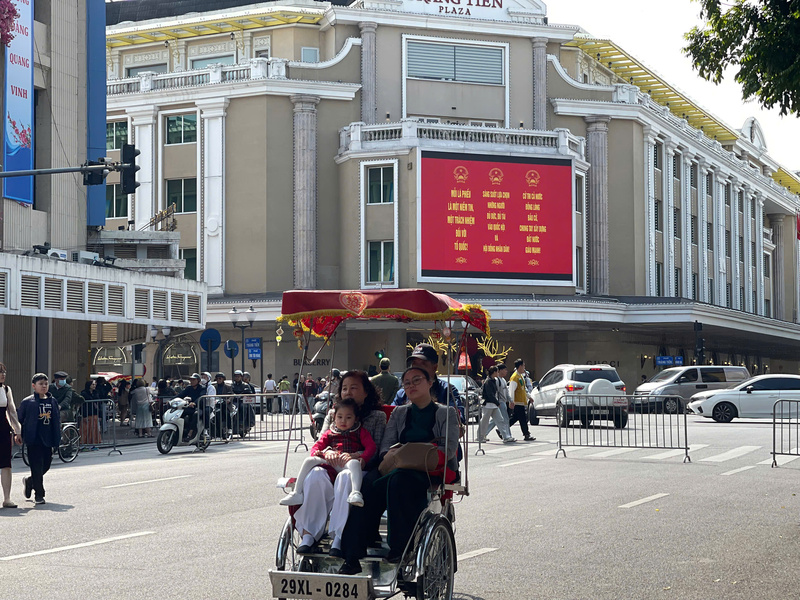 Hồ Gươm nhộn nhịp người dân và du khách trong những ngày đầu năm mới - 3