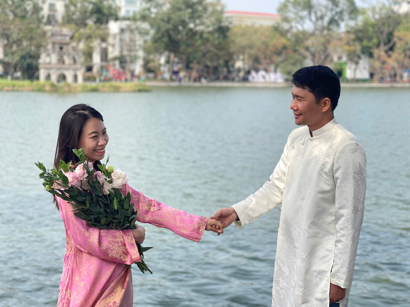 Giữa không gian Thủ đô được trang hoàng lộng lẫy, những tà áo dài thướt tha rực rỡ xuống phố, góp phần làm cho không khí đầu xuân thêm tươi vui, rộn ràng và đầy sức sống.