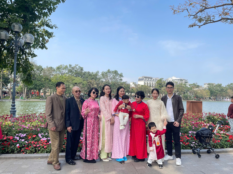 Nhiều thế hệ trong một gia đình cùng nhau du xuân dưới tiết trời trong lành. Khuôn mặt mỗi người đều ánh lên niềm hân hoan, hạnh phúc trong dịp Tết đến, xuân về.