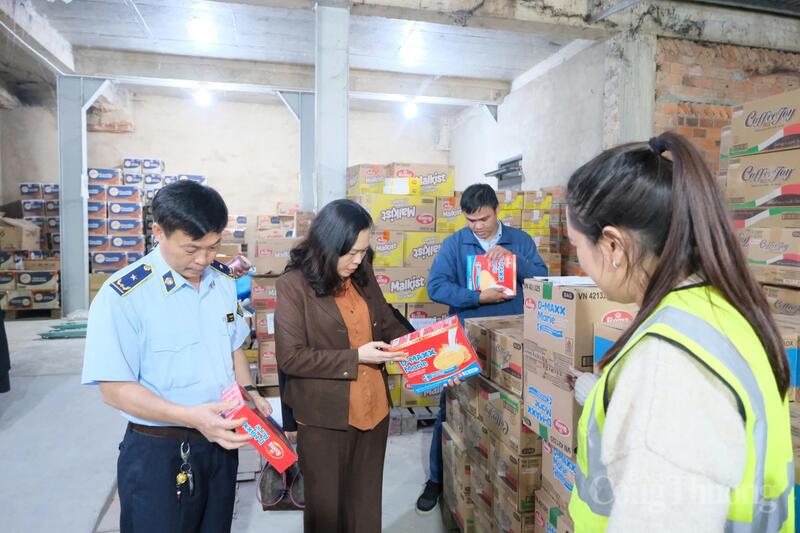 Đoàn công tác Bộ Công Thương, cùng cơ quan chức năng tỉnh Lâm Đồng kiểm tra an toàn vệ sinh thực phẩm tại một doanh nghiệp trên địa bàn trước tết Nguyên đán Bính Ngọ. Ảnh: Minh An