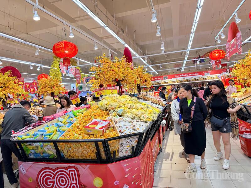Mặt hàng bánh kẹo dồi dào trước, trong và sau Tết tại siêu thị Go! Đà Lạt. Ảnh: Minh An