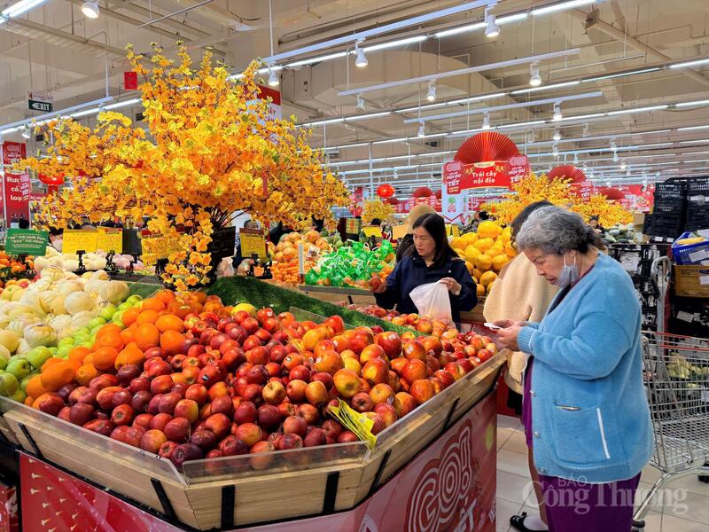 Mặt hàng trái cây luôn tươi ngon để phục vụ nhu cầu mua sắm của người dân Lâm Đồng. Ảnh: Minh An