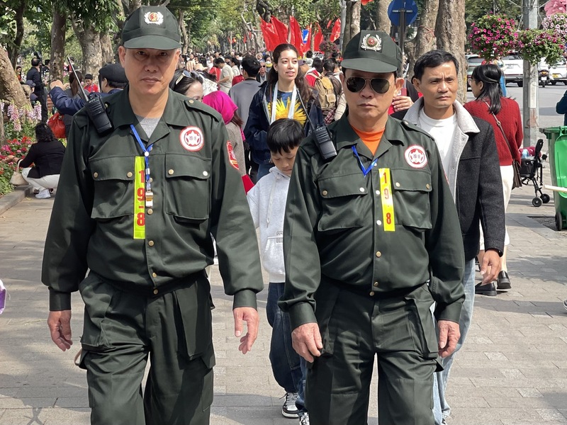 Dù lượng người đổ về khu vực hồ Hoàn Kiếm tăng cao, nhưng theo ghi nhận của phóng viên, tình trạng chen lấn, xô đẩy hầu như không xảy ra. Công tác đảm bảo an ninh trật tự, an toàn đô thị được duy trì thường xuyên, góp phần giữ gìn hình ảnh Thủ đô nghìn năm văn hiến trong dịp tết Nguyên đán.